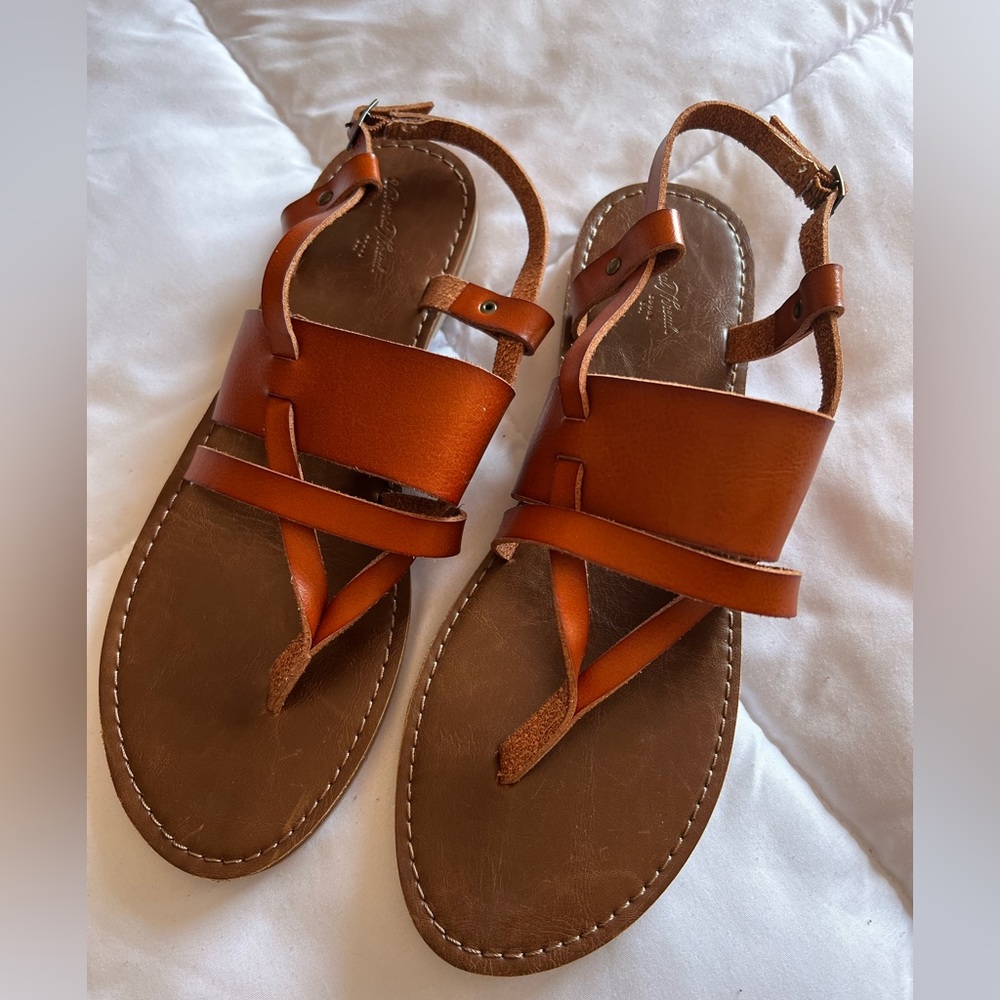NWOT Universal Thread Sandals